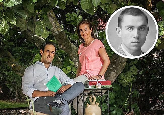 Fernando Sáenz y su esposa, Angelines González, entre libros; en blanco y negro, retrato de Miguel Hernández.