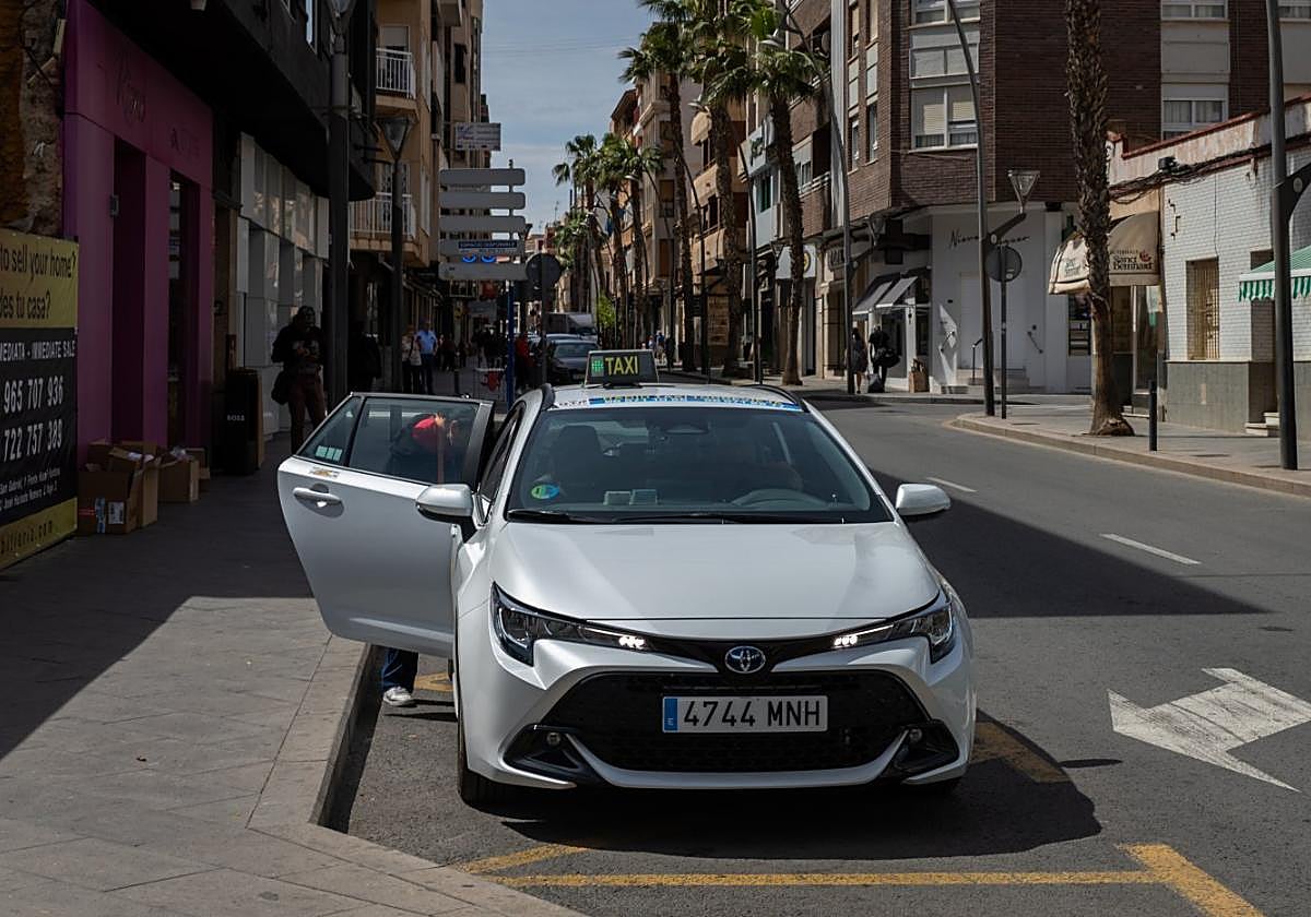Un usuario sube a un taxi en la parada habilitada en la calle Ramón Gallud.