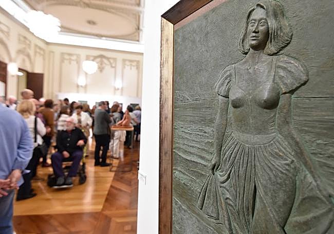 Relieves de mujeres. Uno de los cuarenta relieves de la exposición.