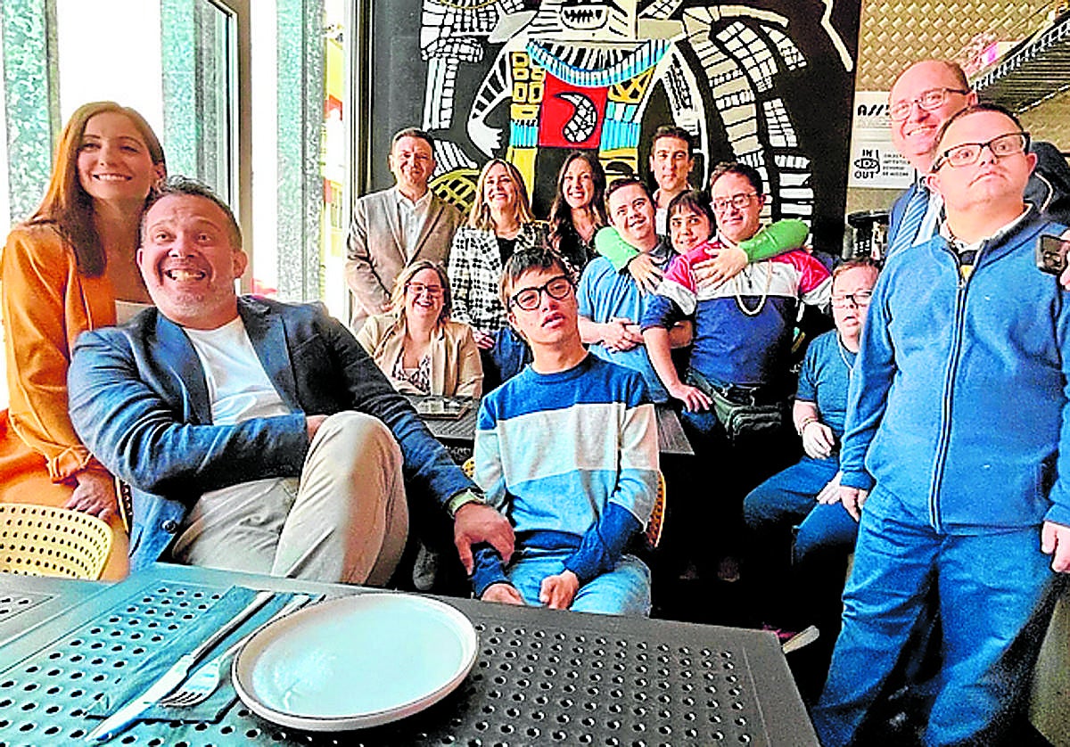 Los artistas Nananá y Álex Pagán, junto a compañeros y autoridades.