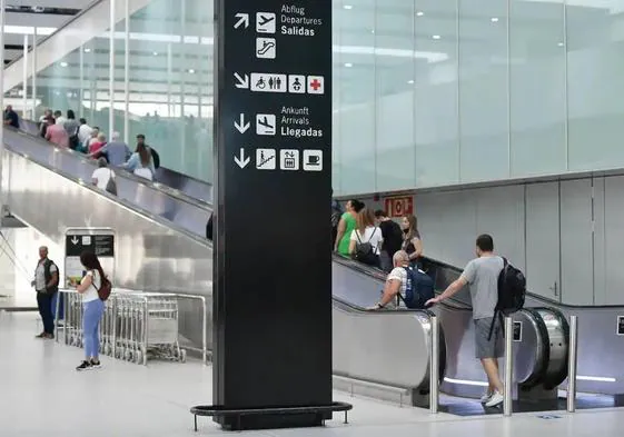 Pasajeros acceden al aeropuerto de Corvera, en una imagen de archivo.
