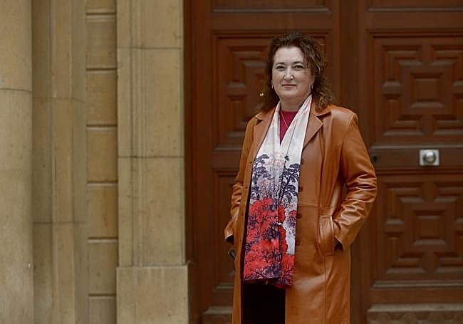 María Belén Hernández durante la entrevista con LA VERDAD antes de la presentación del libro esta semana en los VII Encuentros con la Literatura en la Universidad de Murcia, donde estuvo acompañada por el profesor Manuel Martínez Arnaldos y la actriz Blanca Escobar.