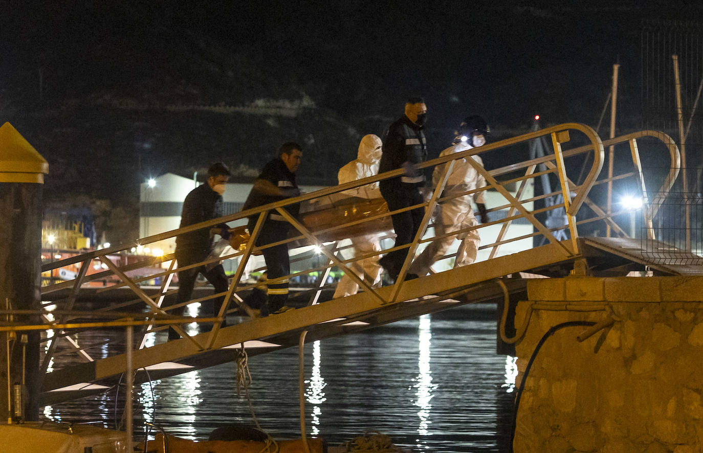 Cuatro cadáveres en una embarcación a 11 millas de Cartagena