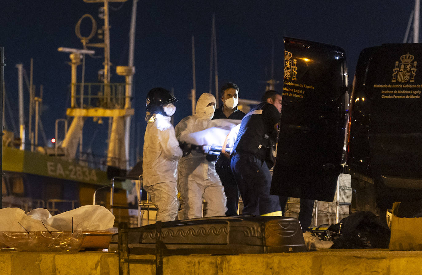 Cuatro cadáveres en una embarcación a 11 millas de Cartagena