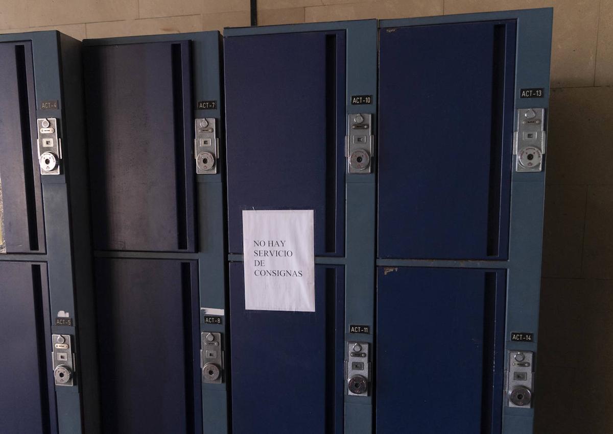 Imagen secundaria 1 - Varios usuarios entran a la estación por la rampa mecánica rota. Las taquillas de las consignas no funcionan.
