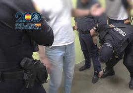 Agentes de la Policía Nacional cachean a varias personas.