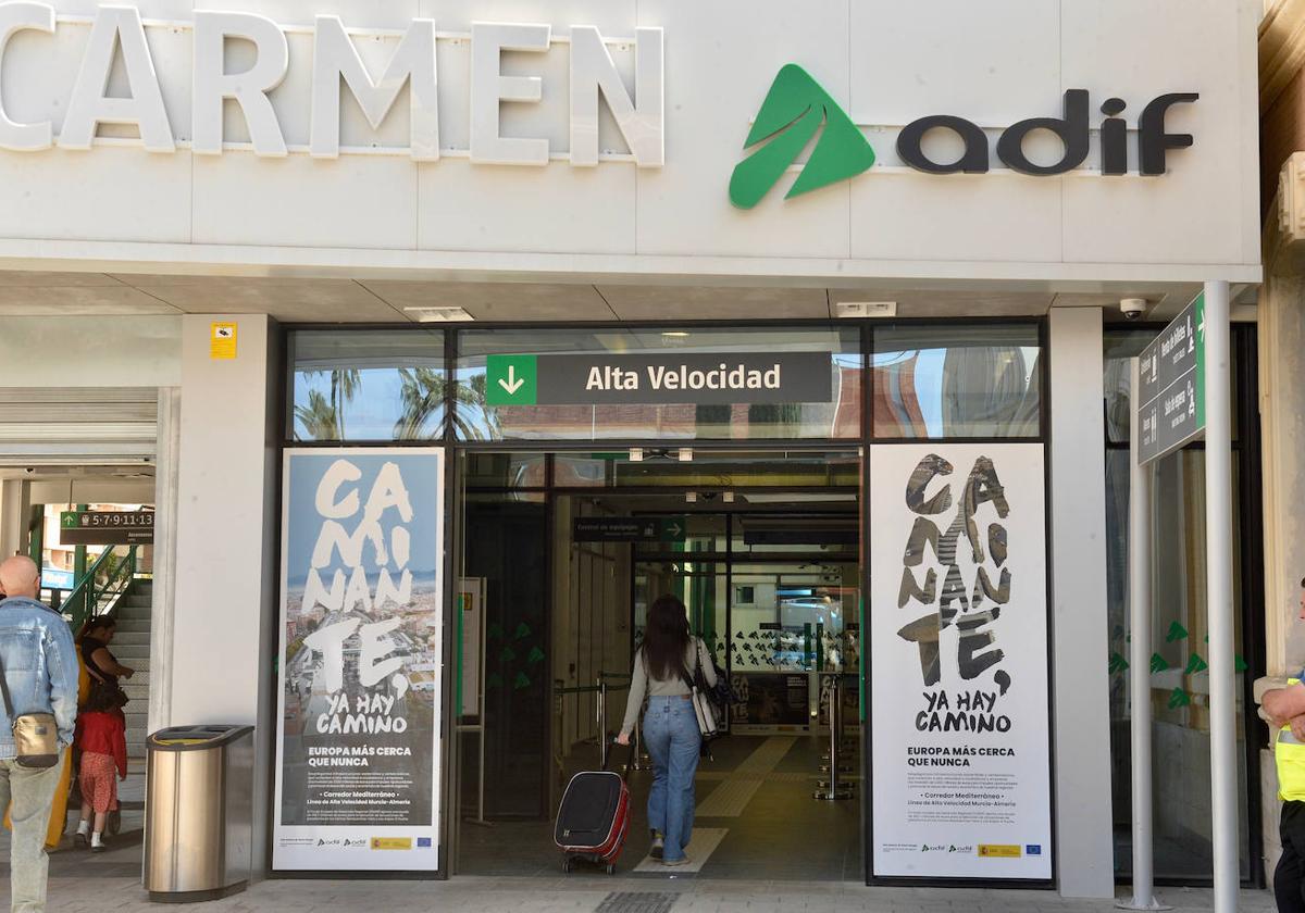 Una viajera accede a la estación provisional de alta velocidad en el Carmen.