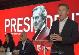 Monje Carrillo, presidente de la Federación Murciana de Fútbol, dirigiéndose a los asambleístas, este viernes.