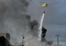 Un helicóptero contra incendios, en una foto de archivo.