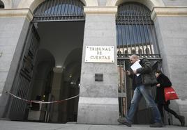 Dos viandantes pasan por la entrada del Tribunal de Cuentas, en una foto de archivo.