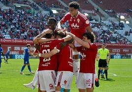 Los jugadores del Real Murcia hacen una piña para celebrar uno de los goles.