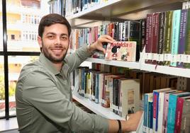 El concejal delegado de Cultura, Nacho Jáudenes, en la biblioteca Josefina Soria con un libro de Mafalda