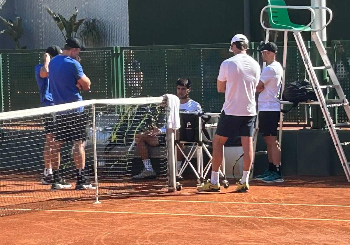 Carlos Alcaraz, junto a su equipo, este domingo en el Murcia Club de Tenis dialogando sobre las molestias en su antebrazo.