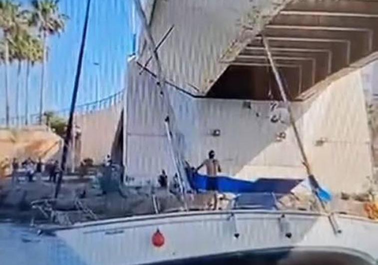 Buscan a un hombre que rompió parte del puente del Estacio de La Manga al cruzar con un barco.