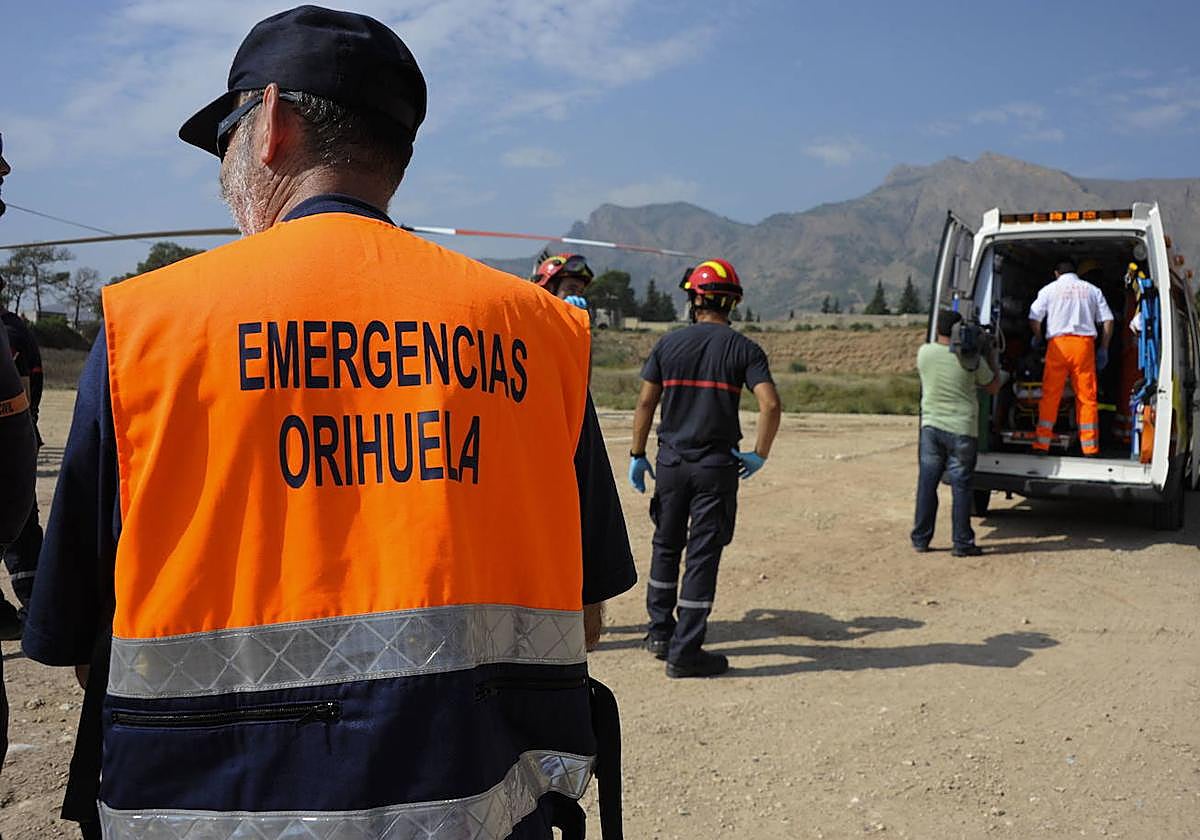 Miembros de Protección Civil durante un simulacro en una imagen de archivo.