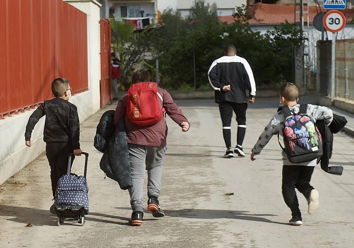 Alumnos del centro Nuestra Señora de la Fuensanta saliendo del colegio, en una imagen de archivo.