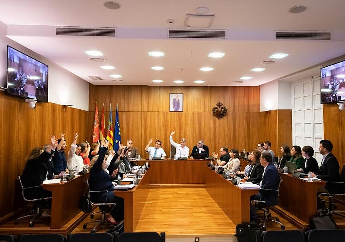 El equipo de gobierno, en el momento en el que votan a favor de los nuevos presupuestos.