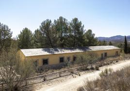 Edificación abandonada en el pantano de Puentes, propiedad de la CHS, que la Fundación Iniciativas El Gigante quiere recuperar.