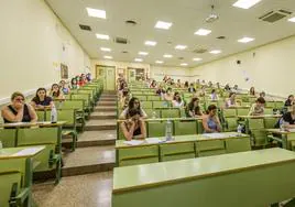 Examen de las oposiciones a maestro, en el aulario Giner de los Ríos de la UMU, en 2022.