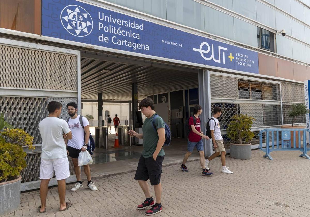 Alumnos de la UPCT en la puerta de las instalaciones.