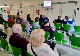 Pacientes esperan a pasar a la consulta en una imagen de archivo.