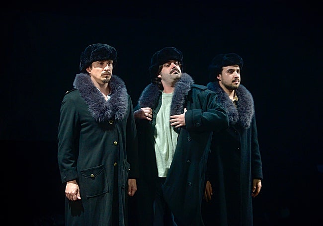 Los tres protagonistas de 'Tres hermanas' en escena en el TCM.