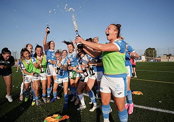 Las jugadoras del Alhama El Pozo celebran su clasificación para jugar el 'playoff' de ascenso a Liga F.