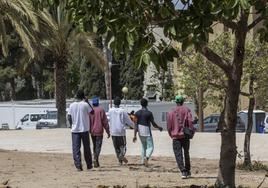 Un grupo de inmigrantes pasea, ayer, por las instalaciones del campamento de atención temporal del antiguo Hospital Naval, en Tentegorra.