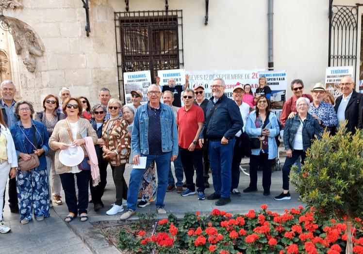 Las padres del Centro Oriol, concentrados el pasado jueves junto a la Esquina del Pavo.