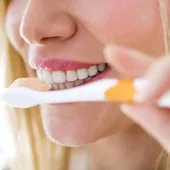 Un estudiante de odontología explica los hábitos que hay que evitar al cepillarse los dientes para no dañarlos.