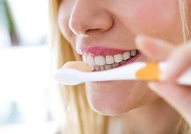 Un estudiante de odontología explica los hábitos que hay que evitar al cepillarse los dientes para no dañarlos.