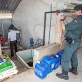 Un guardia civil toma imágenes de una desaladora ilegal del Campo de Cartagena, durante una inspección, en una foto de archivo.