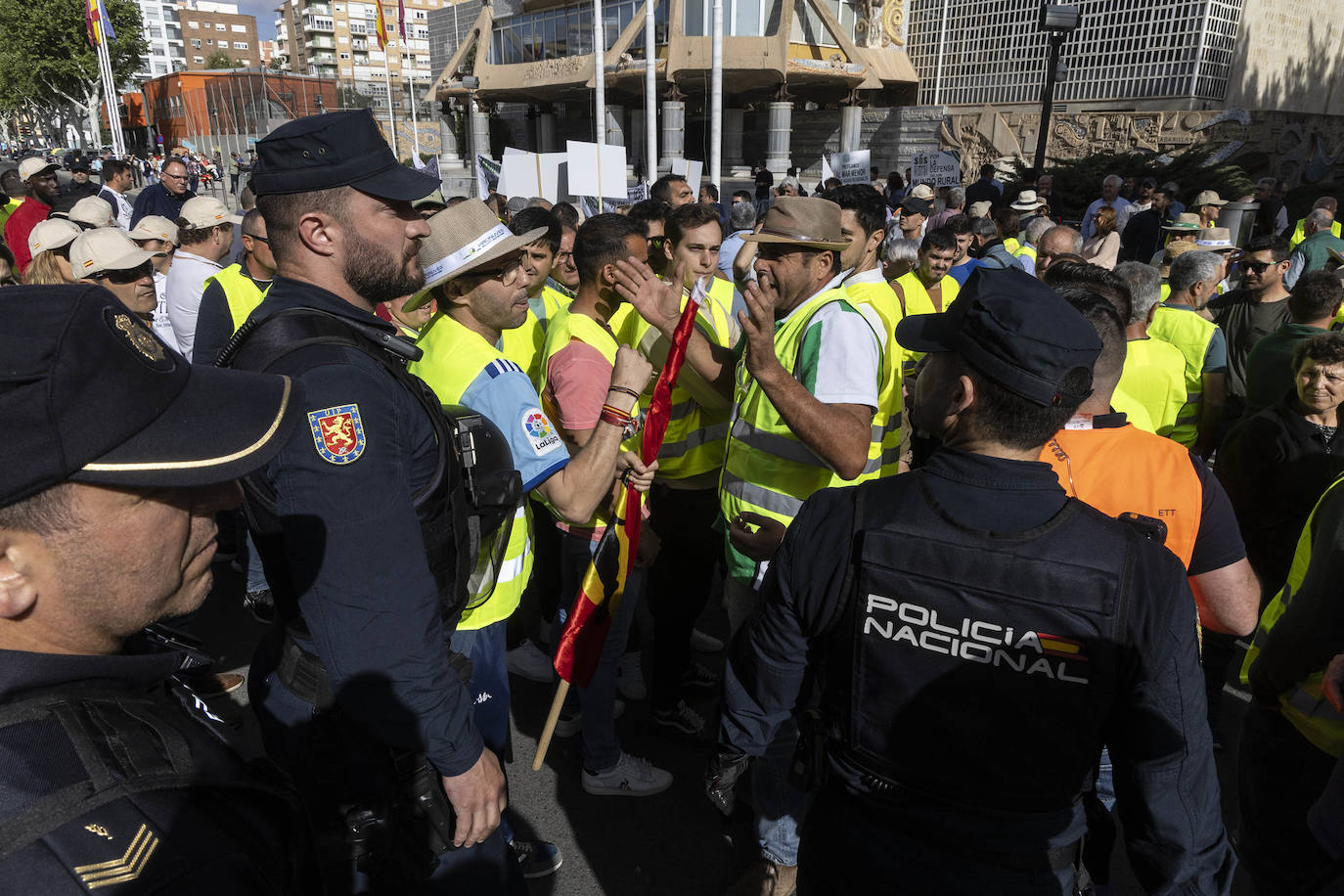 En imágenes: manifestantes protestan en la puerta de la Asamblea