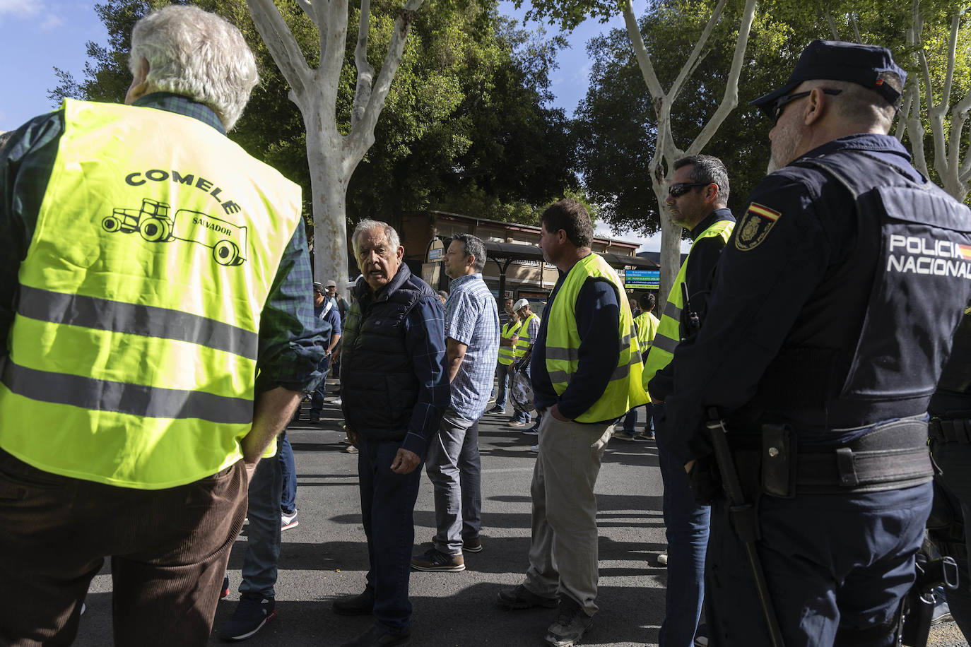 En imágenes: manifestantes protestan en la puerta de la Asamblea