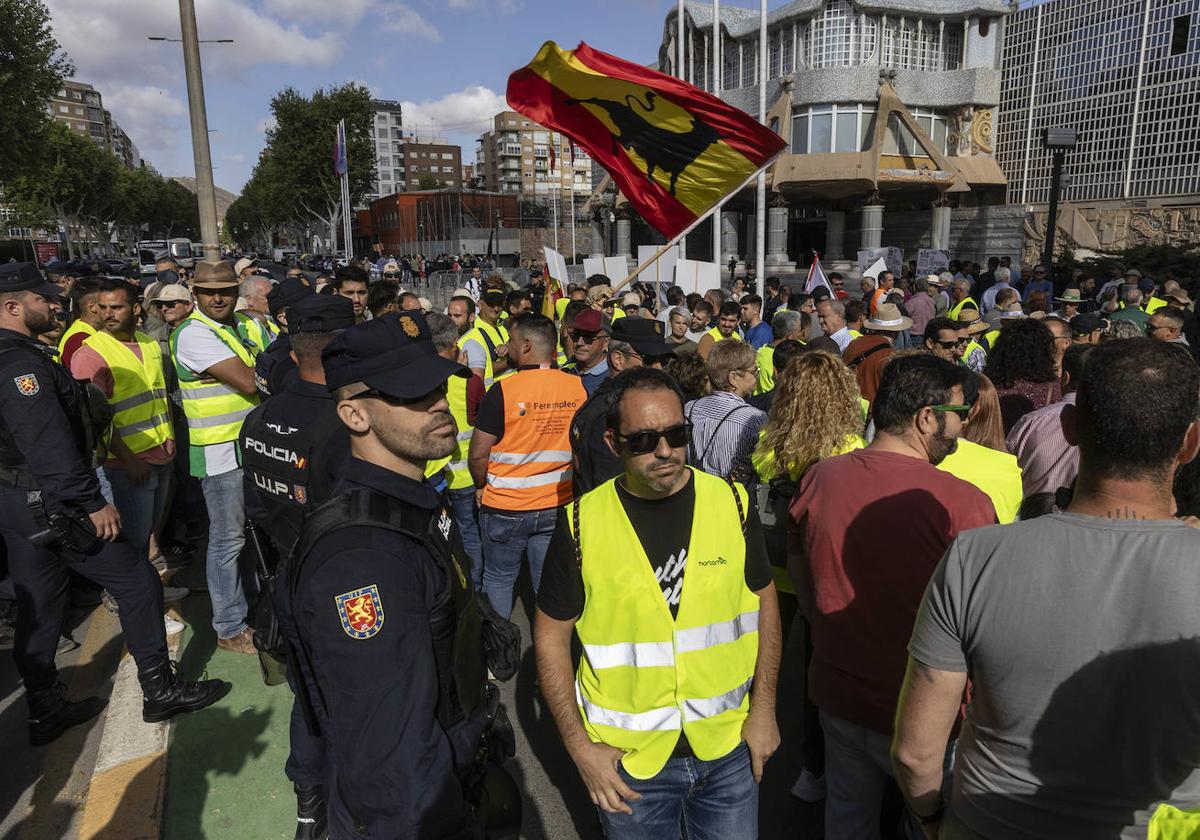 En imágenes: manifestantes protestan en la puerta de la Asamblea