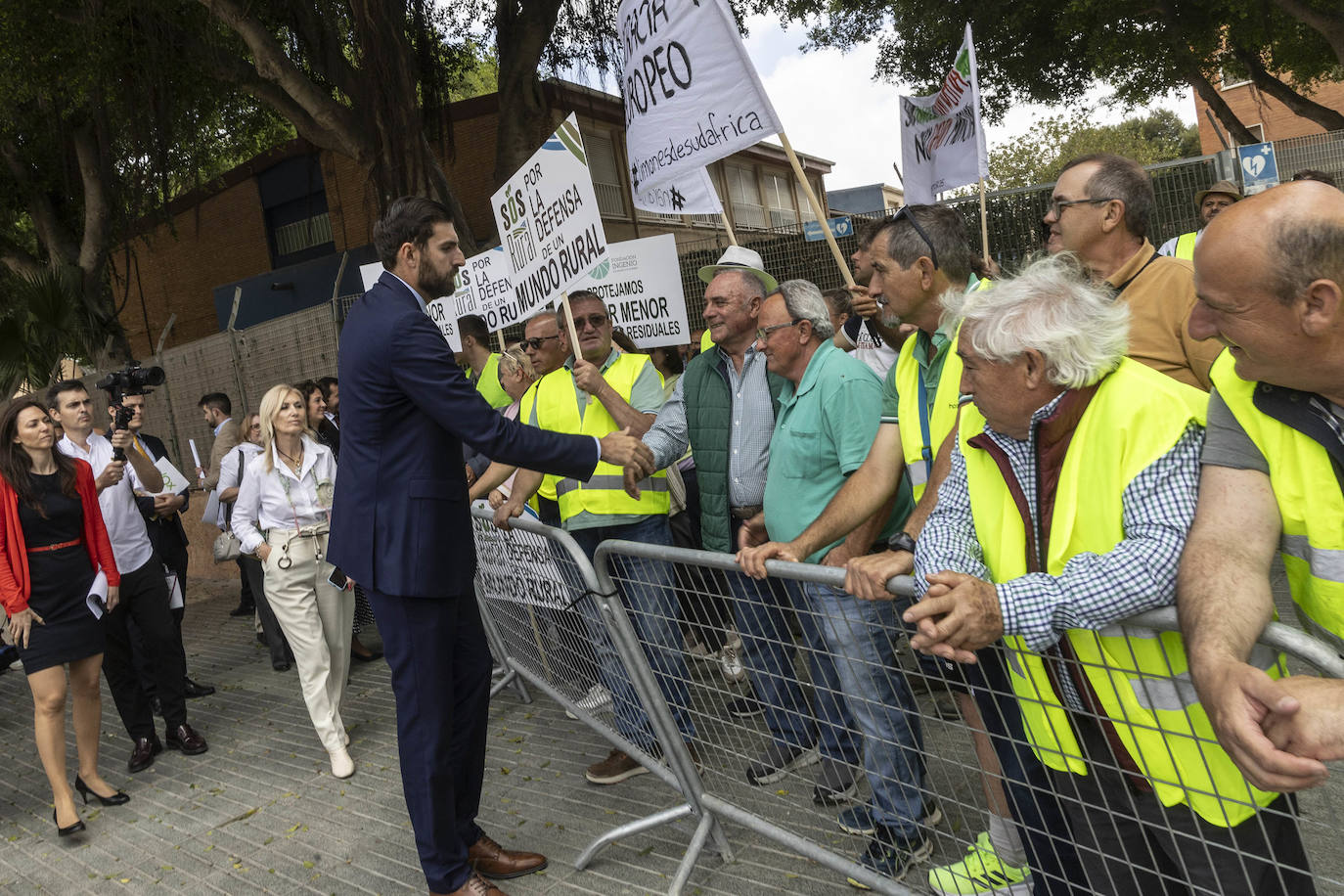 En imágenes: manifestantes protestan en la puerta de la Asamblea