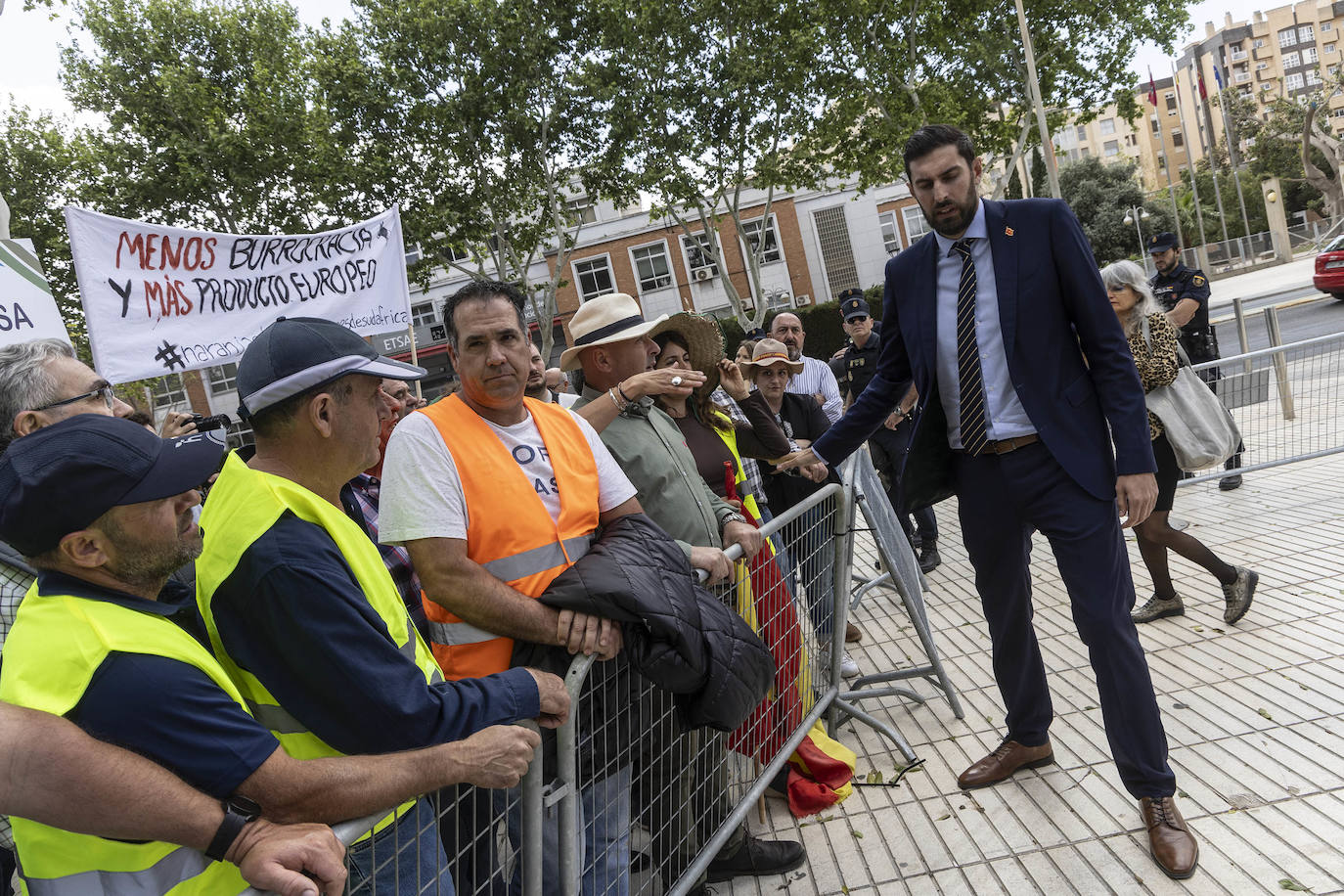 En imágenes: manifestantes protestan en la puerta de la Asamblea