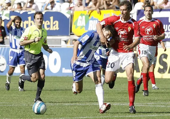 Hidalgo, del Málaga, intenta deshacerse de Richi en la visita grana a La Rosaleda de 2007. Detrás Acciari y el colegiado Mateu Lahoz siguen la jugada