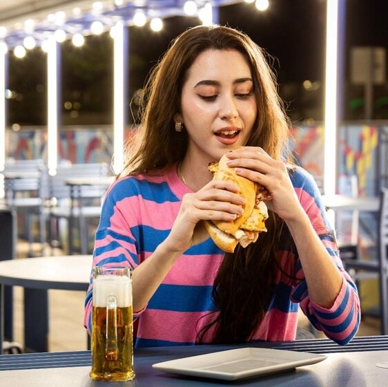 Una clienta se dispone a hincar el diente al 'Salzillo', uno de los bocadillos estrella de La Boca Te Lía.