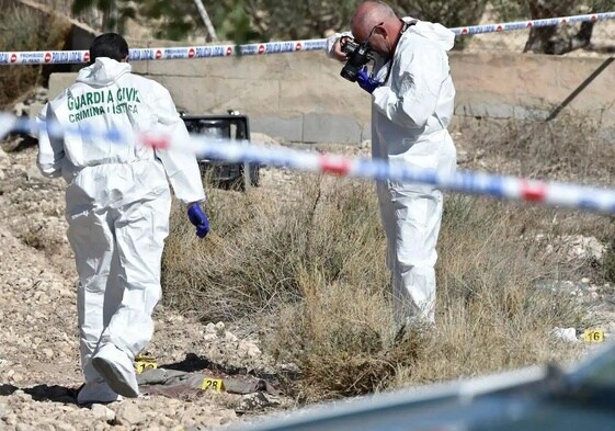 Agentes de la Guardia Civil recaban pruebas en la zona en la que apareció el cadáver.