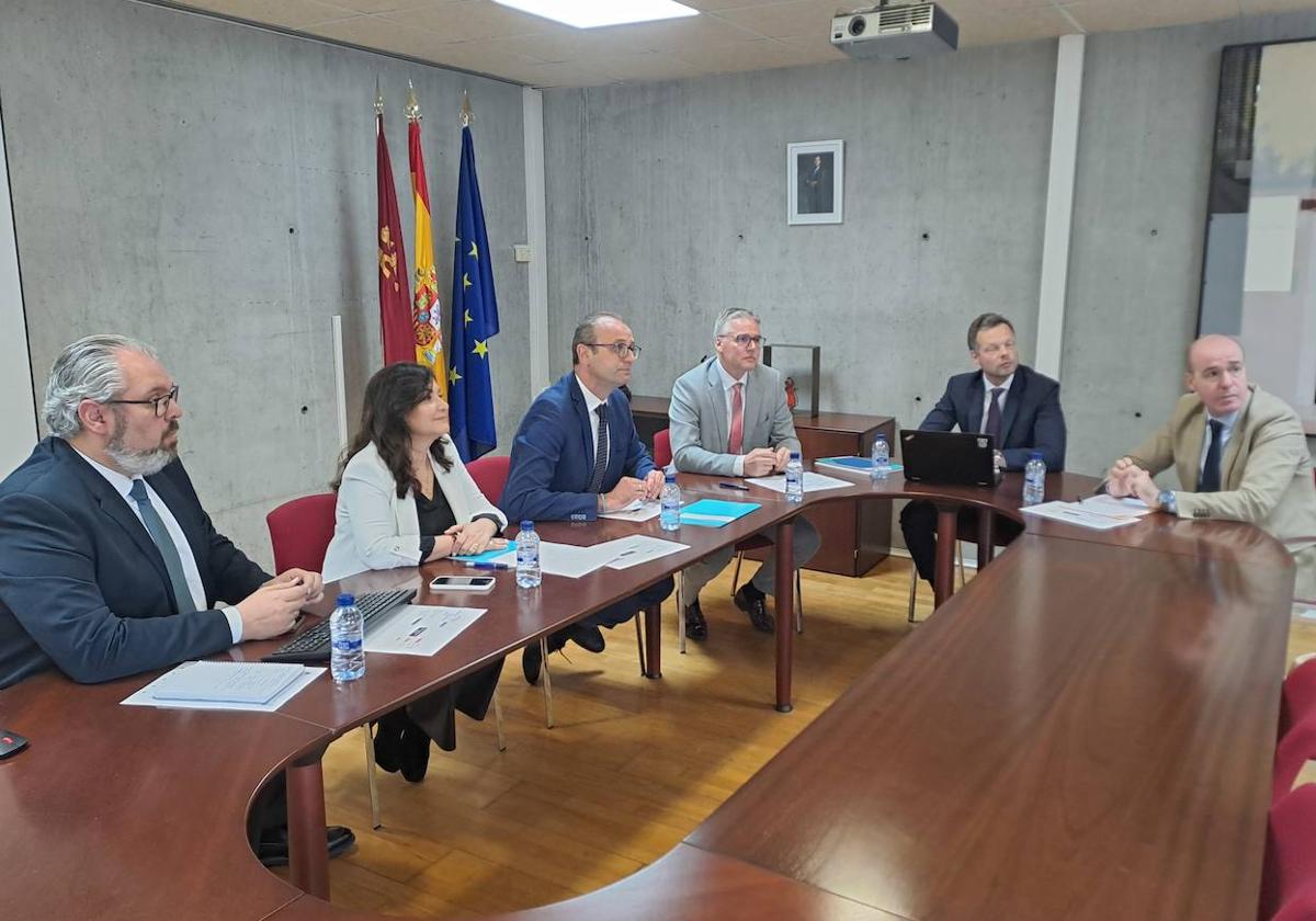 El consejero Víctor Marín, técnicos de la Consejería y expertos de la UMU, Fundación Konrad Adenauer Stiftung y UNED por videoconferencia, en la reunión sobre la asignatura de La Constitución Española y la Unión Europea.