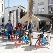 La concejal de Medio Ambiente, el alcalde y el edil de Tráfico prueban el funcionamiento de bicicletas eléctricas de alquiler.