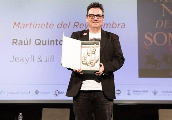 Raúl Quinto recogiendo el Premio Cálamo Otra Mirada por 'Martinete del rey sombra'.