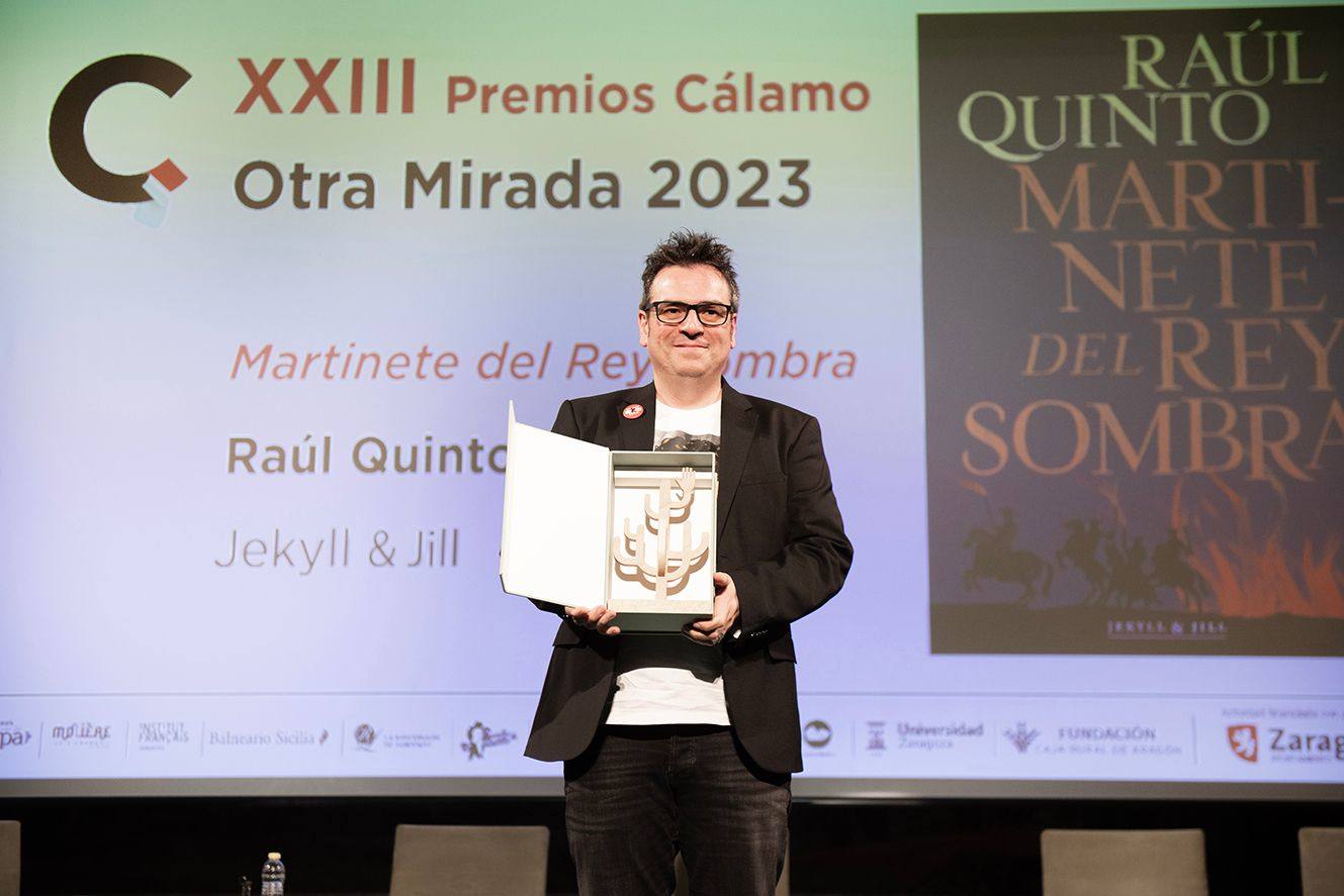 Raúl Quinto recogiendo el Premio Cálamo Otra Mirada por 'Martinete del rey sombra'.