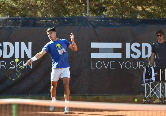 Carlos Alcaraz golpeando de derechas en un entrenamiento en el Club de Campo de El Palmar, el pasado 3 de abril.