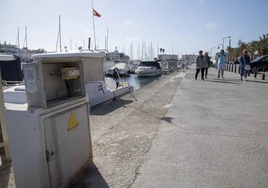 Un cuadro de la luz sin puerta y pavimento de acceso a los muelles en mal estado, en el puerto deportivo de Cabo de Palos.