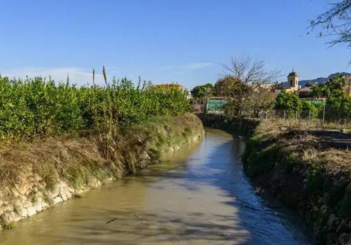 La acequia mayor Alquibla o Barreras deja una bella estampa en su discurrir por Aljucer.