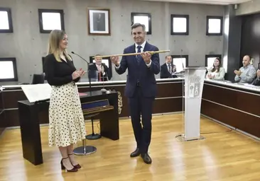 Pedro Sánchez recibe el bastón de mando este jueves.