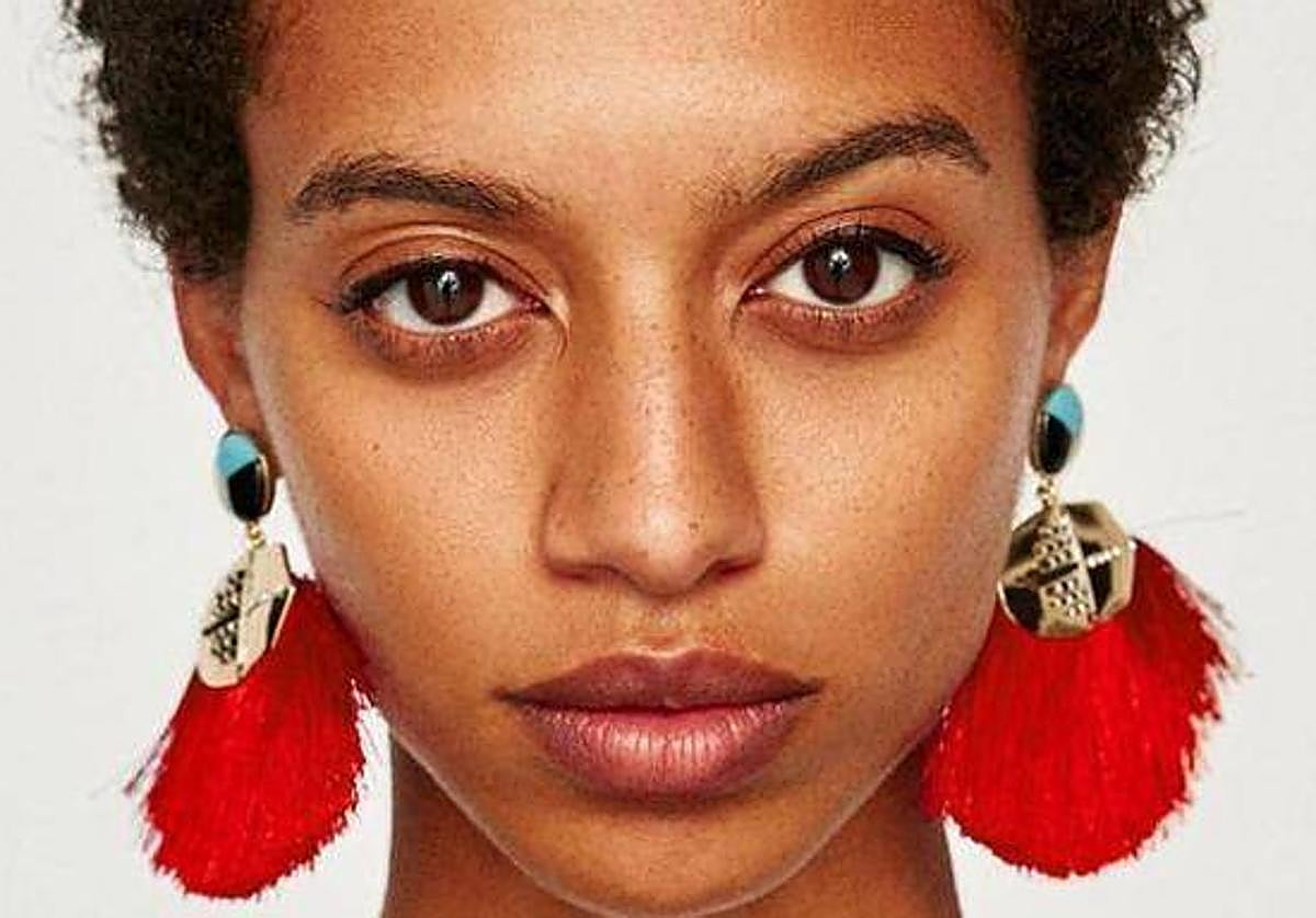 El truco definitivo para llevar pendientes grandes o pesados sin que rasguen la oreja