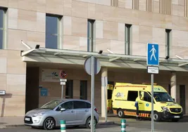 Una ambulancia en la puerta de urgencias del hospital de Santa Lucía de Cartagena en una imagen de archivo.
